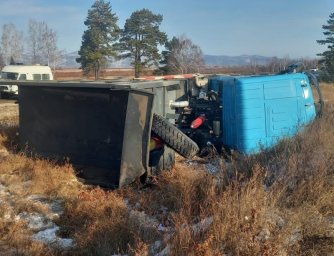 В Бурятии перевернулись грузовик и две легковушки